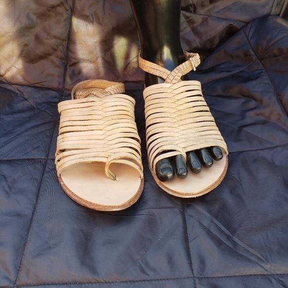 L.A.M.B.beige‎ leather strappy thong sandals - Picture 3 of 9